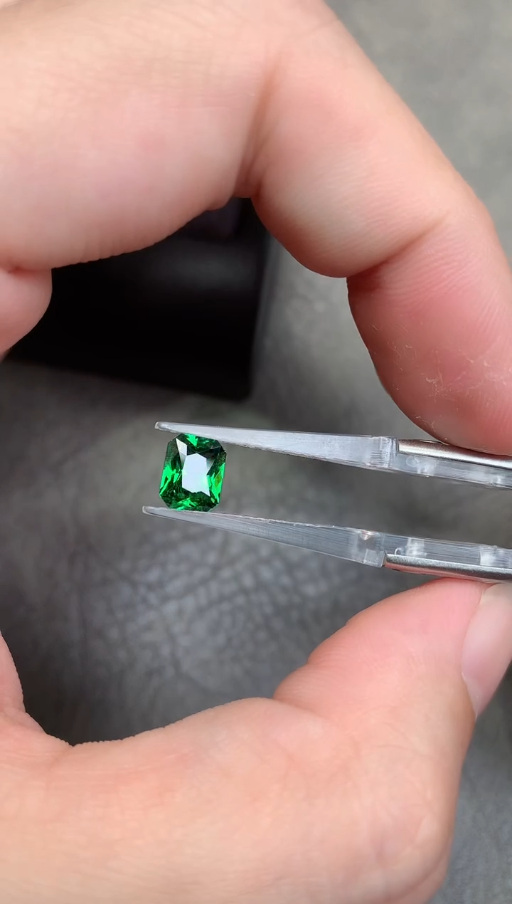 【闪购商品】石榴石（沙弗莱）裸石未镶嵌1.6ct枕形卡扎尼沙弗莱JHG