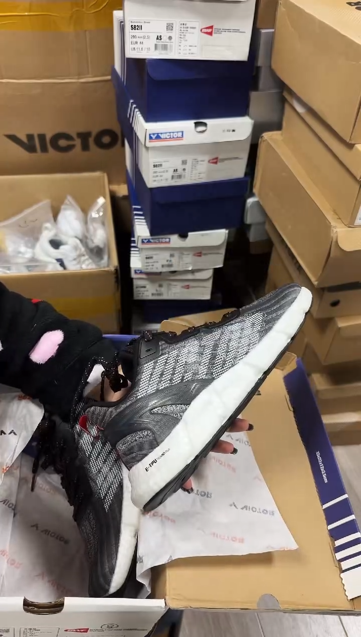 36 正品微瑕 R520 42码