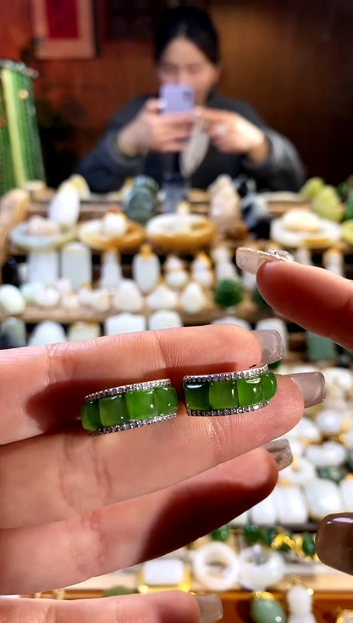 【闪购商品】和田玉耳饰银S925镶嵌。