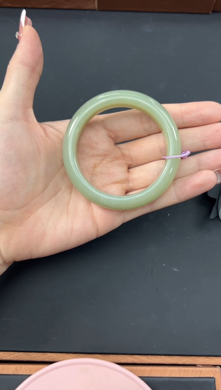 【闪购商品】和田玉手镯未镶嵌且末微色差近矿52手镯