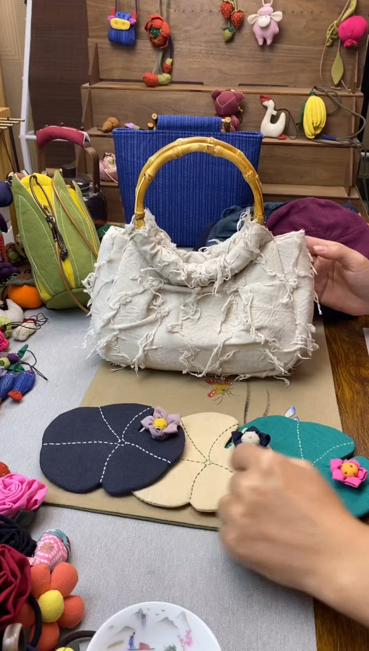 非金属布艺褴褛竹柄包+湖绿双头莲蓬