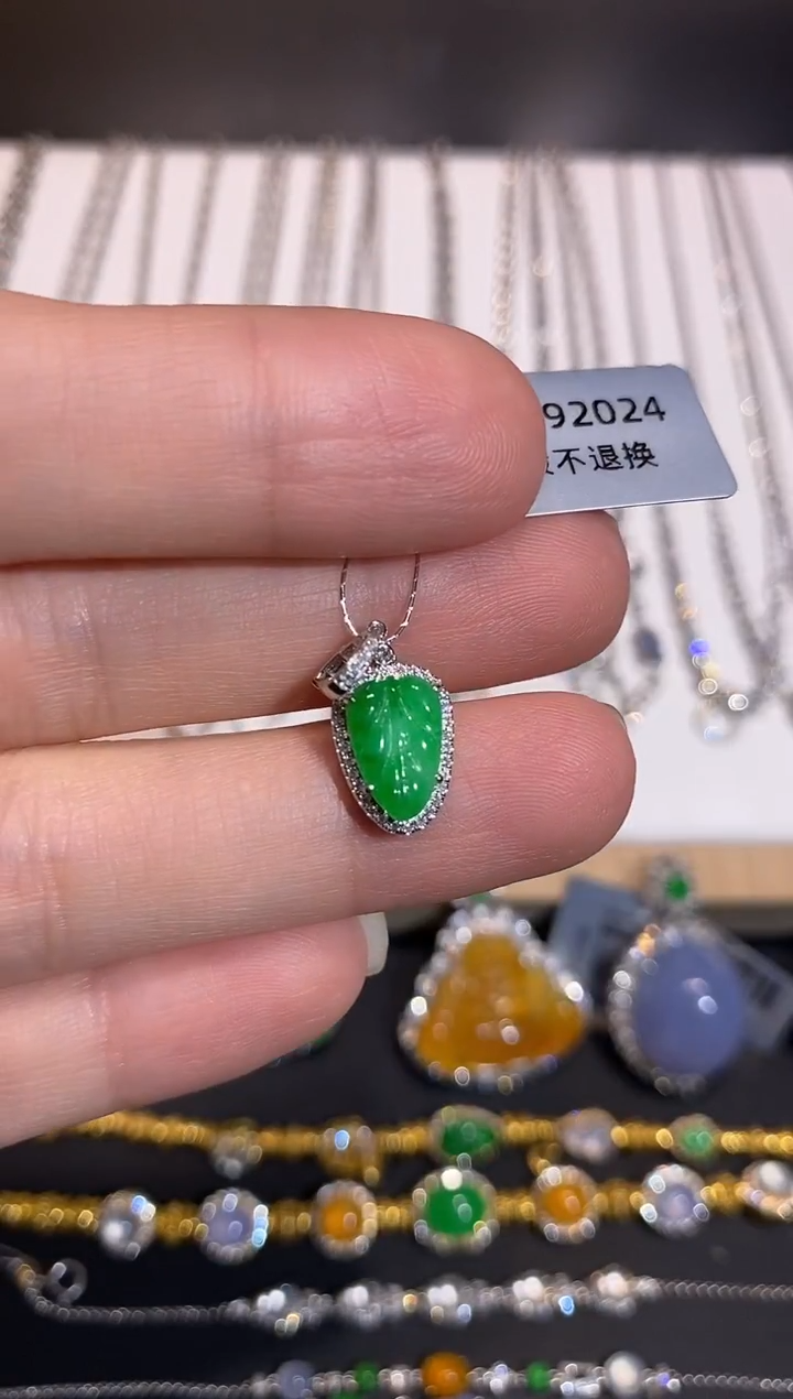 颈饰18K金镶嵌翡翠吊坠