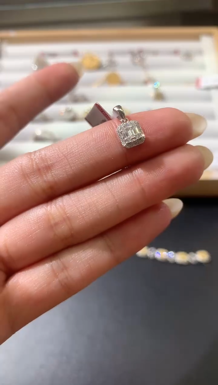 18K金镶嵌吊坠（不含链）钻石A56|1380