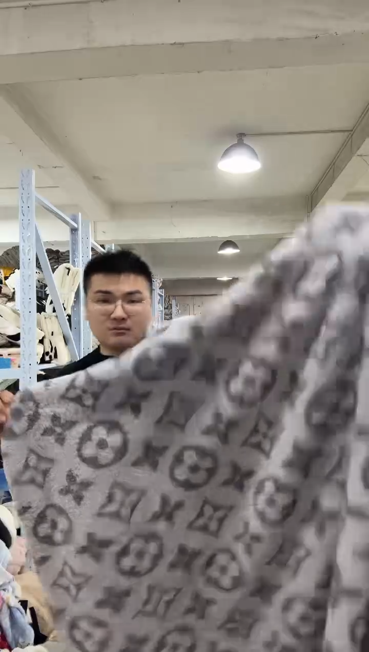 兔毛经典老花LV系列【2*2.3米双层】外贸原单毛毯底价清货拼手速