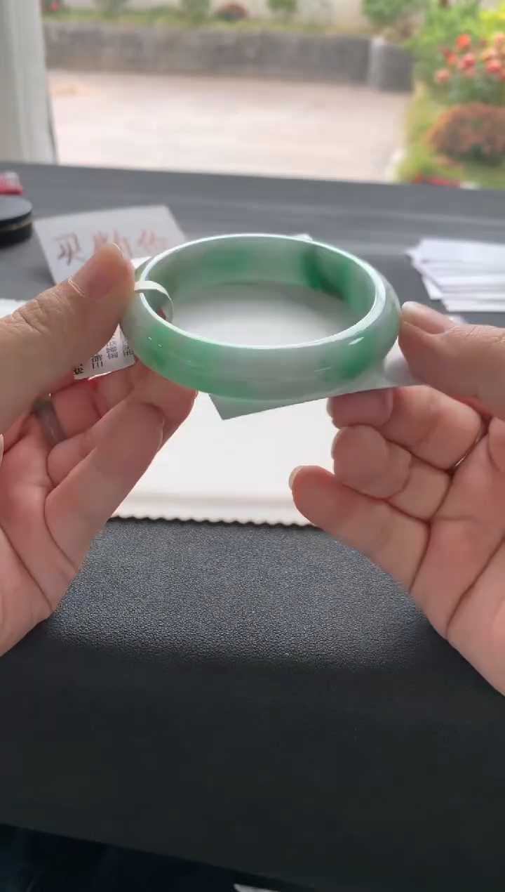 【闪购商品】翡翠手镯未镶嵌56.8正圈买断A8930