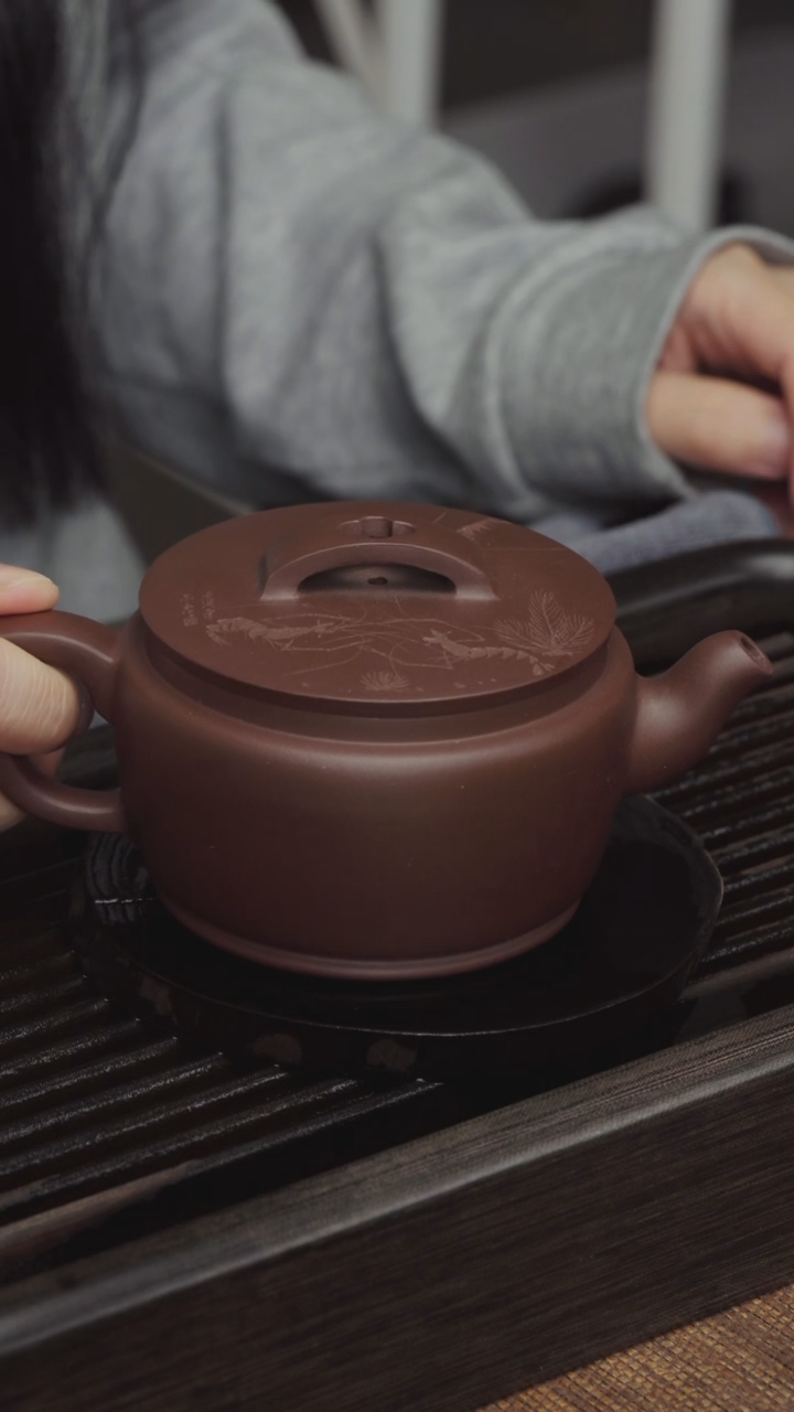 【闪购商品】紫砂茶壶老紫泥-汉瓦刻绘-220CC