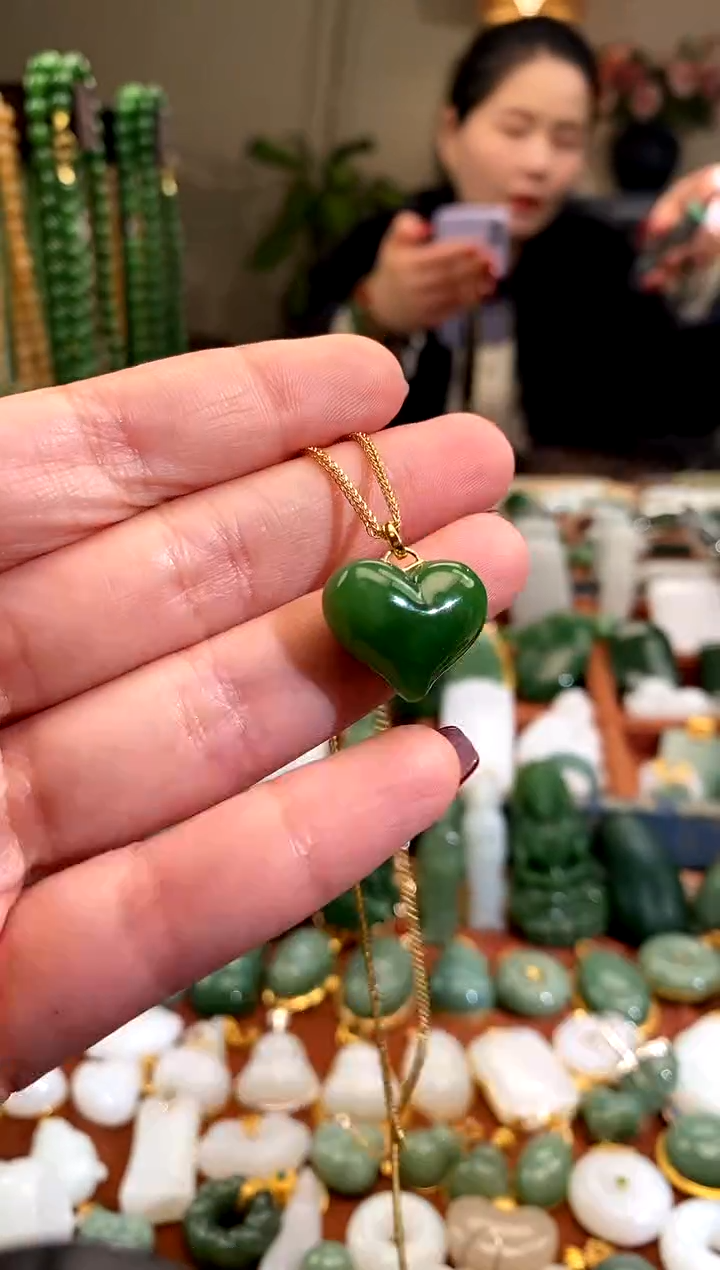 吊坠(赠链)18K金镶嵌和田玉.