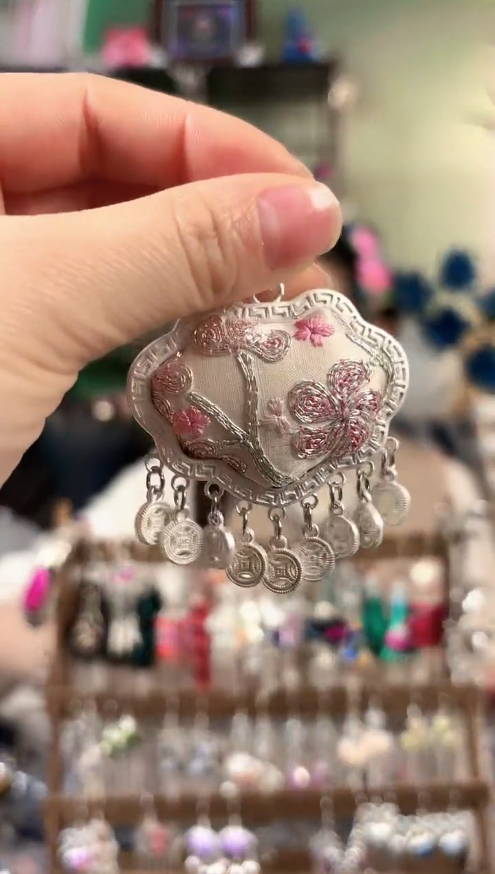 彩云南阁非遗老绣饰品511*