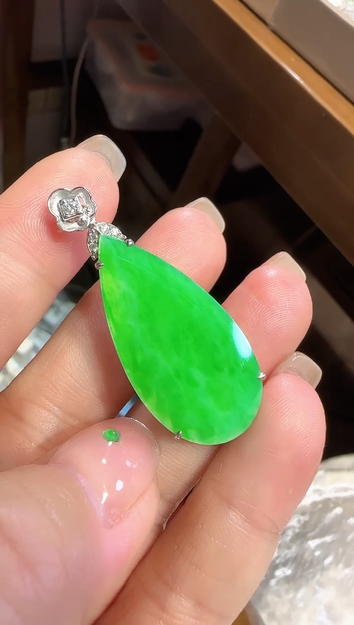 【闪购商品】翡翠吊坠(不含链)18K金镶嵌滴水