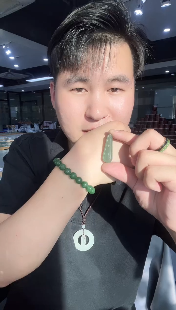 颈饰未镶嵌和田玉翠青竹叶牌