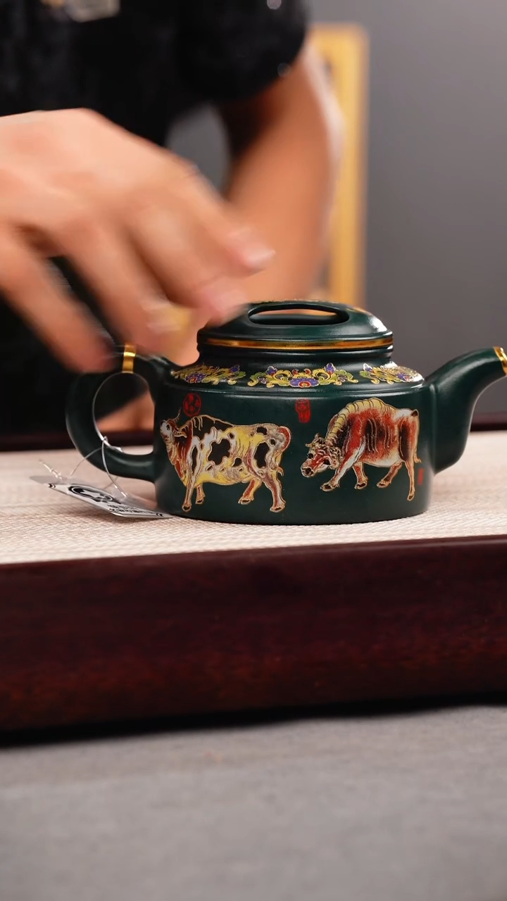 茶壶紫砂苏门答腊青 牛盖掇只 五牛珐琅彩