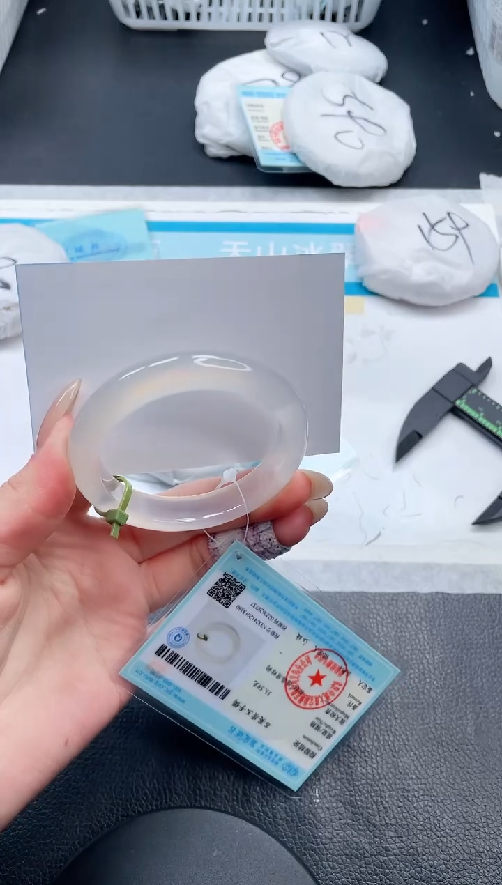【闪购商品】石英质玉手镯未镶嵌9V318-50