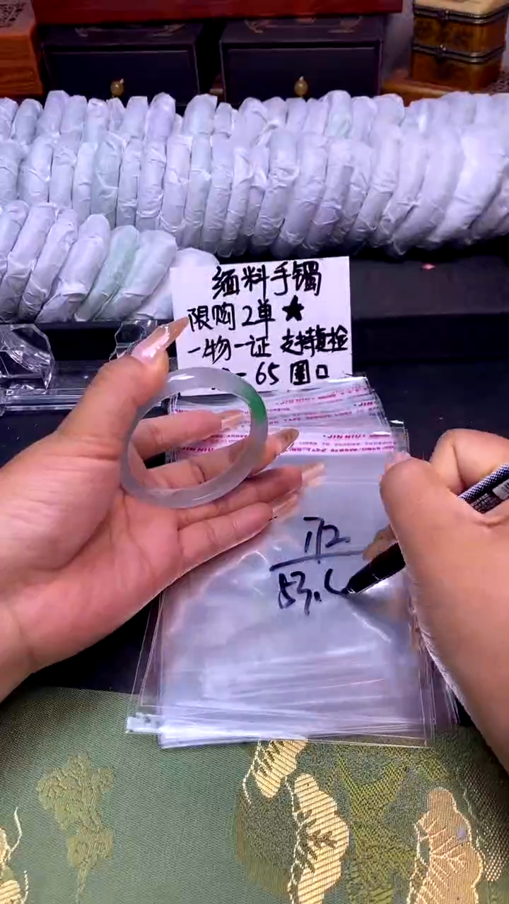 时尚女款缅料手镯172
