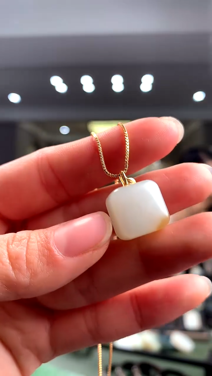 颈饰18K金镶嵌和田玉挂件