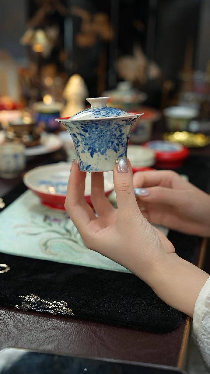 景德镇手工手绘釉下青花雨香斋宫墙红盖碗