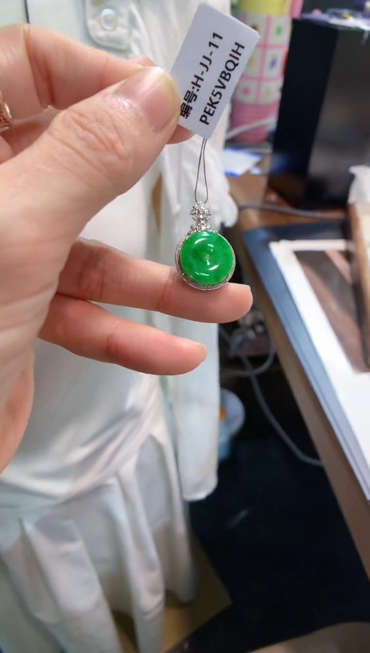 颈饰18K金镶嵌翡翠平安扣