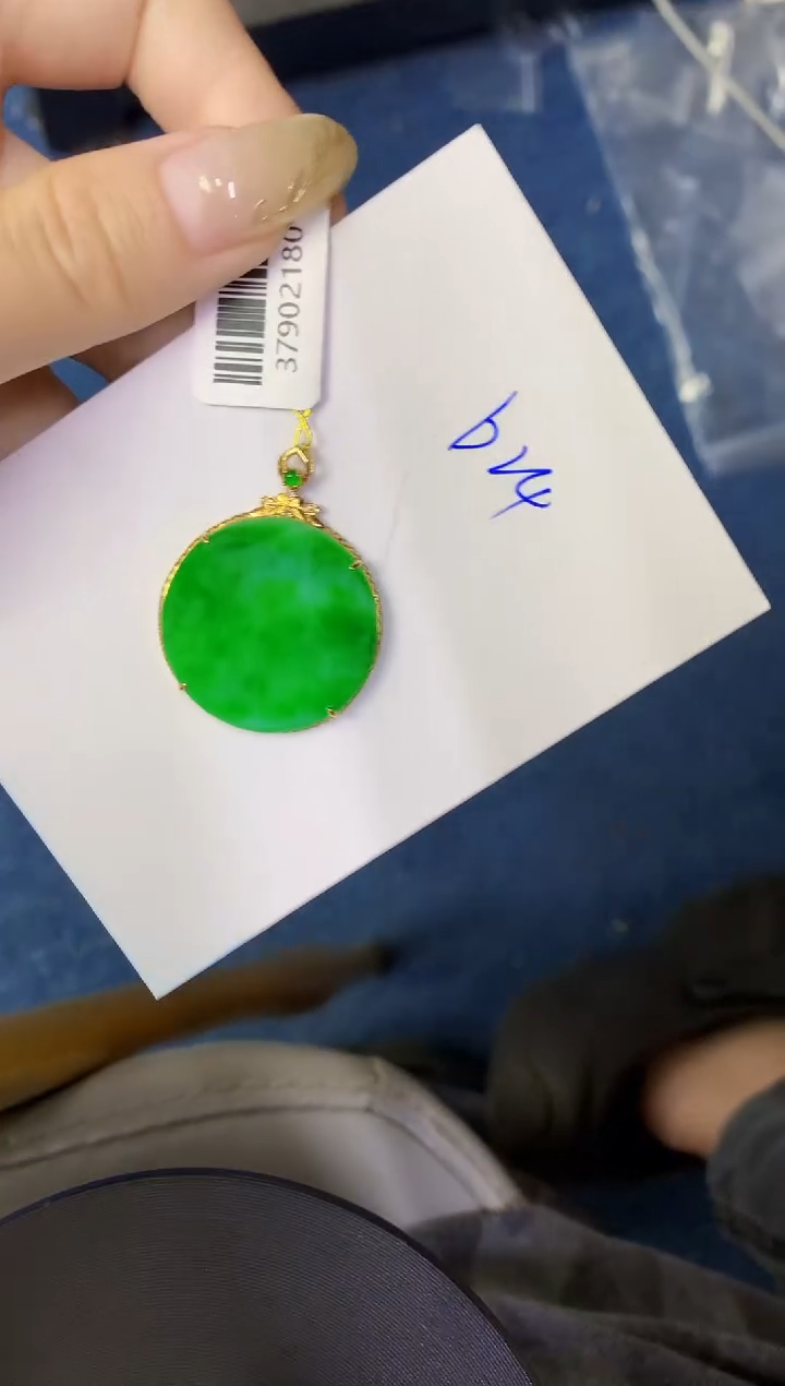 翡翠18K金镶嵌颈饰缅甸天然翡翠A货