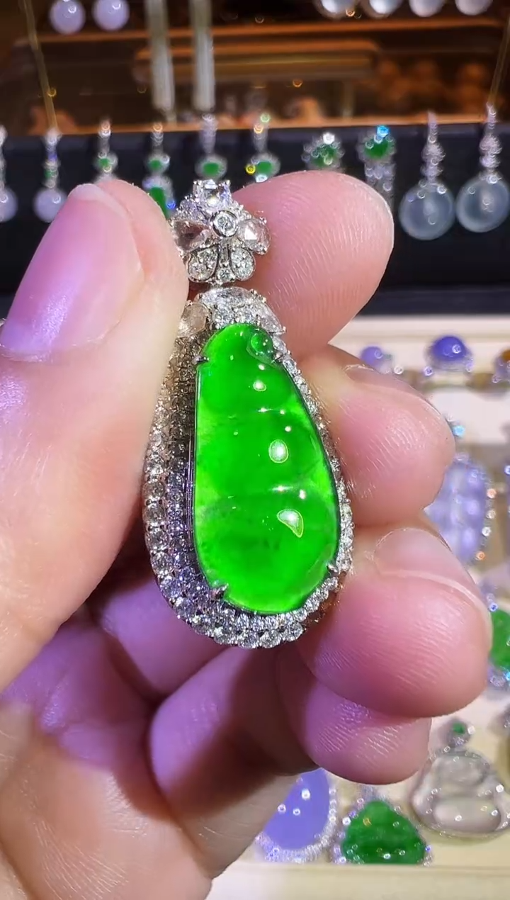 【闪购商品】翡翠吊坠(赠链)18K金镶嵌玻璃种满绿福豆吊坠