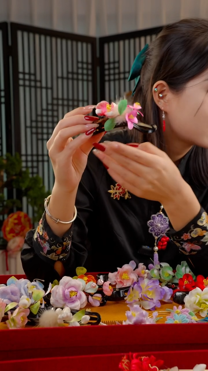 刺绣非遗绒花手工饰品