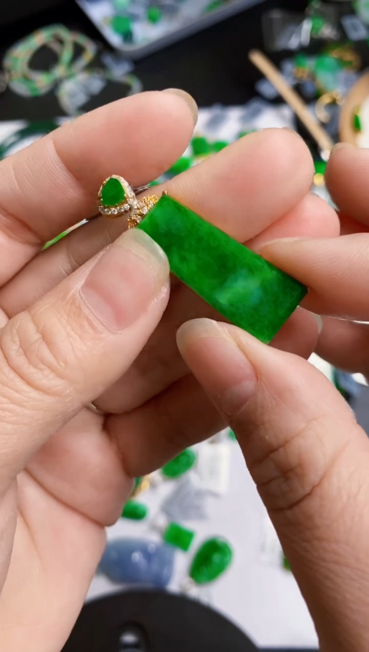 【闪购商品】翡翠颈饰18K金镶嵌吊坠