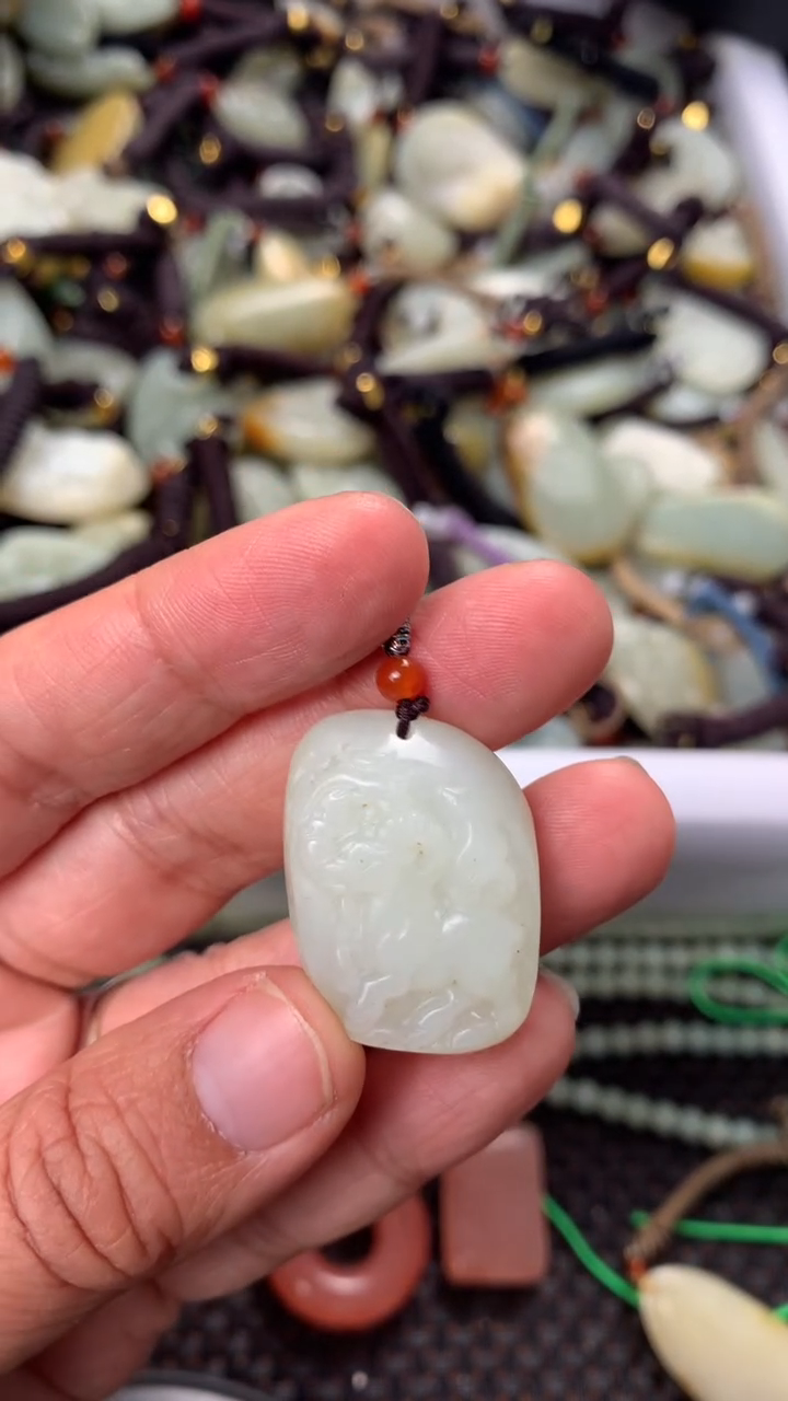 【闪购商品】和田玉颈饰未镶嵌多样性发货没有证书.拍一发一，有瑕