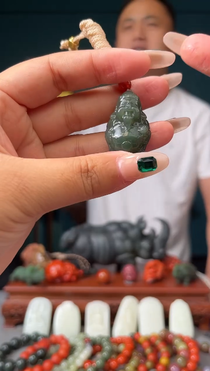 和田玉未镶嵌颈饰吊坠