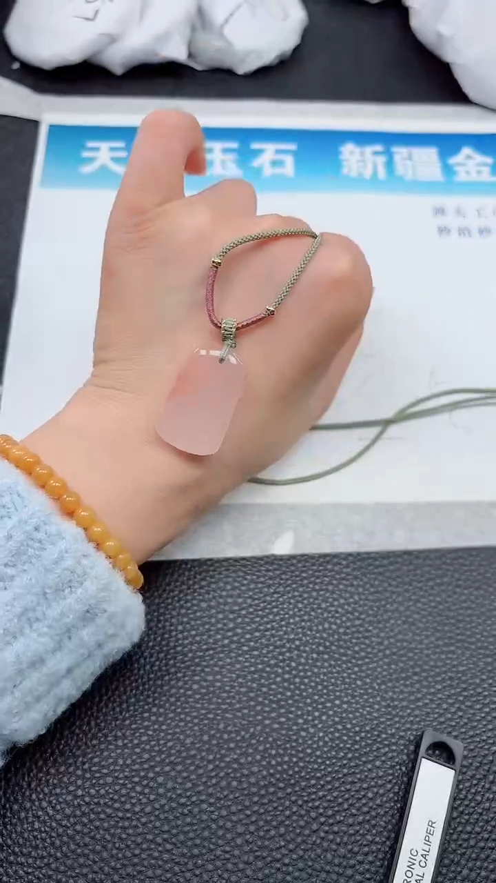 【闪购商品】石英质玉手镯未镶嵌桃牌