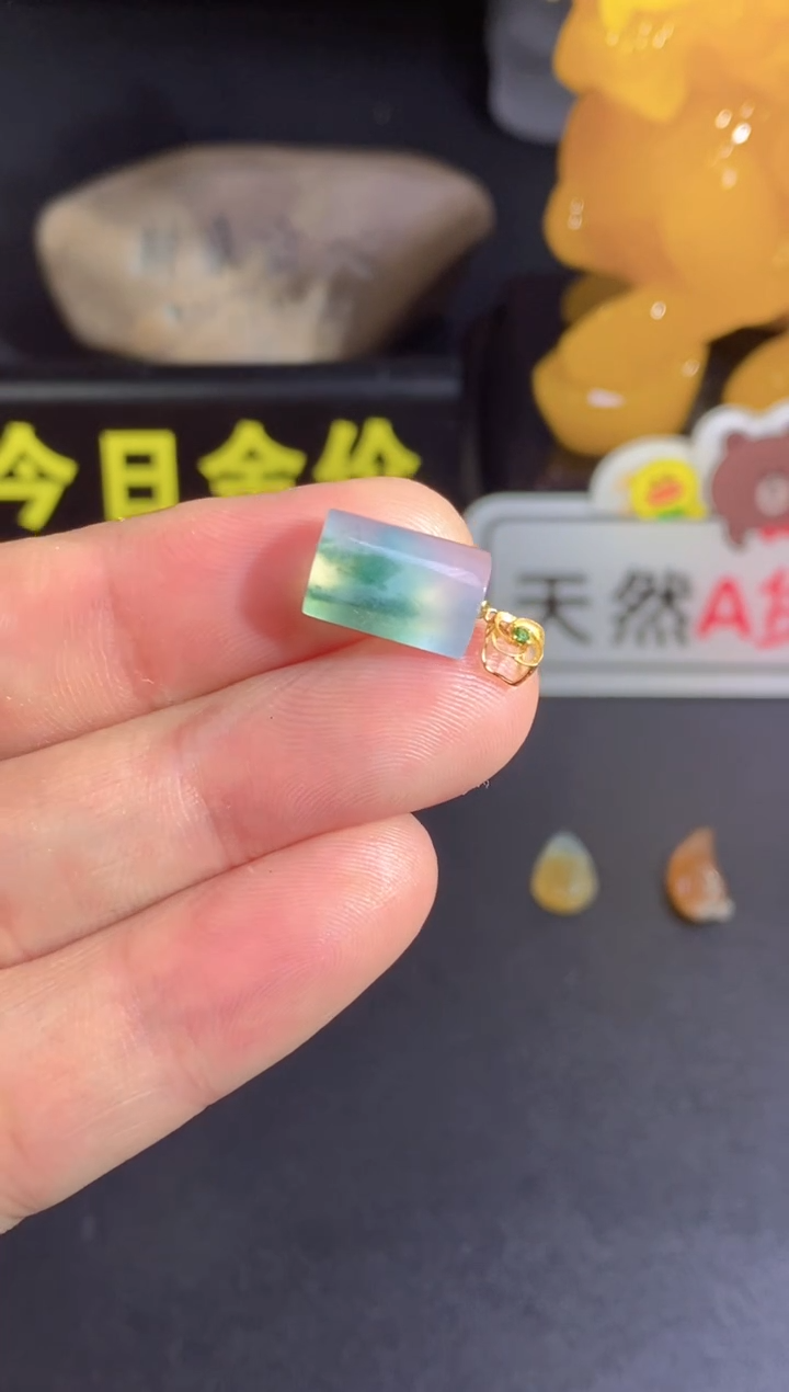 翡翠18K金镶嵌颈饰   