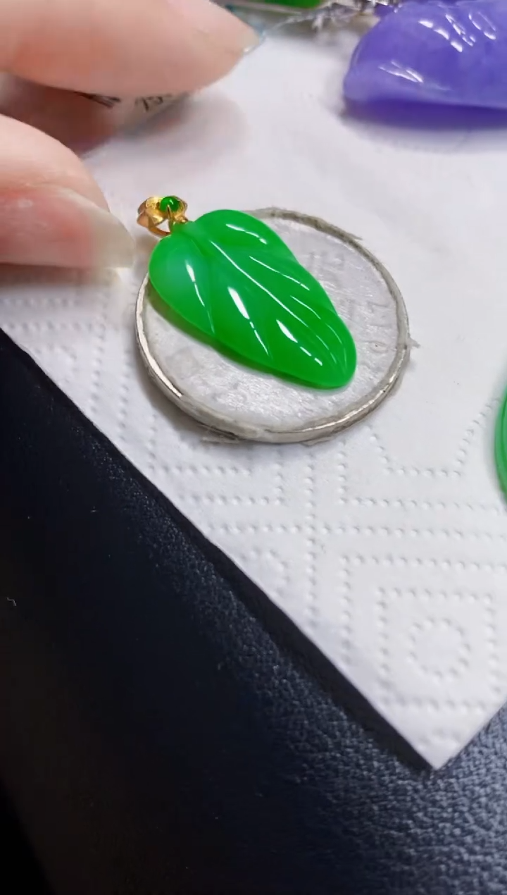 颈饰18K金镶嵌翡翠风**梢叶子