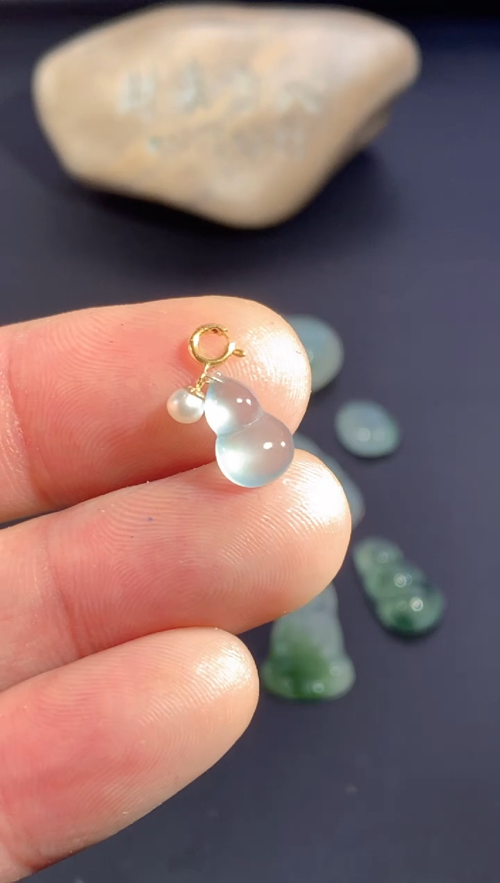 颈饰18K金镶嵌翡翠        