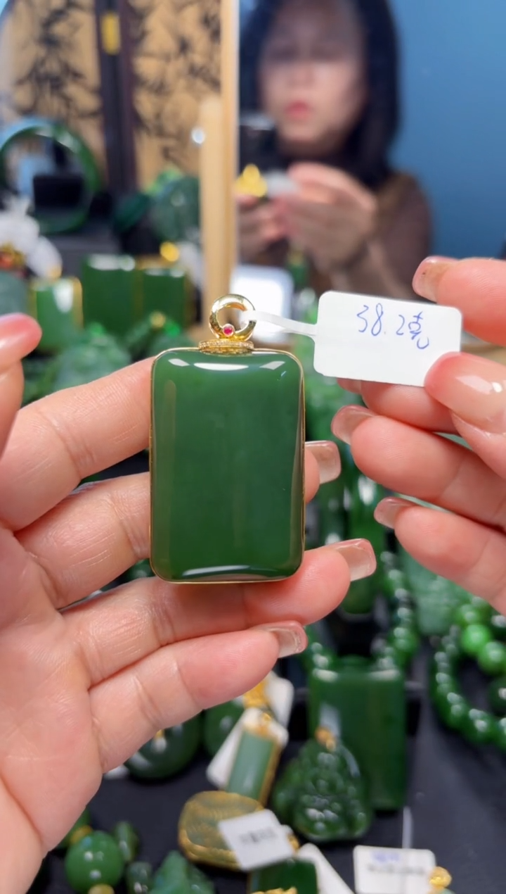 【闪购商品】和田玉（碧玉）吊坠(赠链)18K金镶嵌1