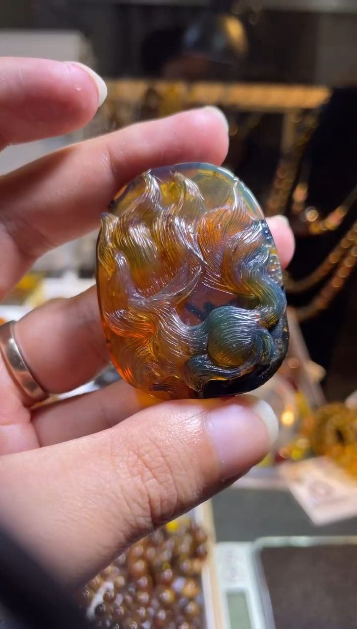 裸石琥珀未镶嵌绿茶 九尾狐20克