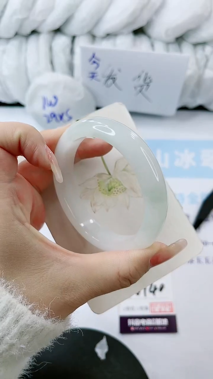 【闪购商品】石英质玉手镯合金多样性发货V140