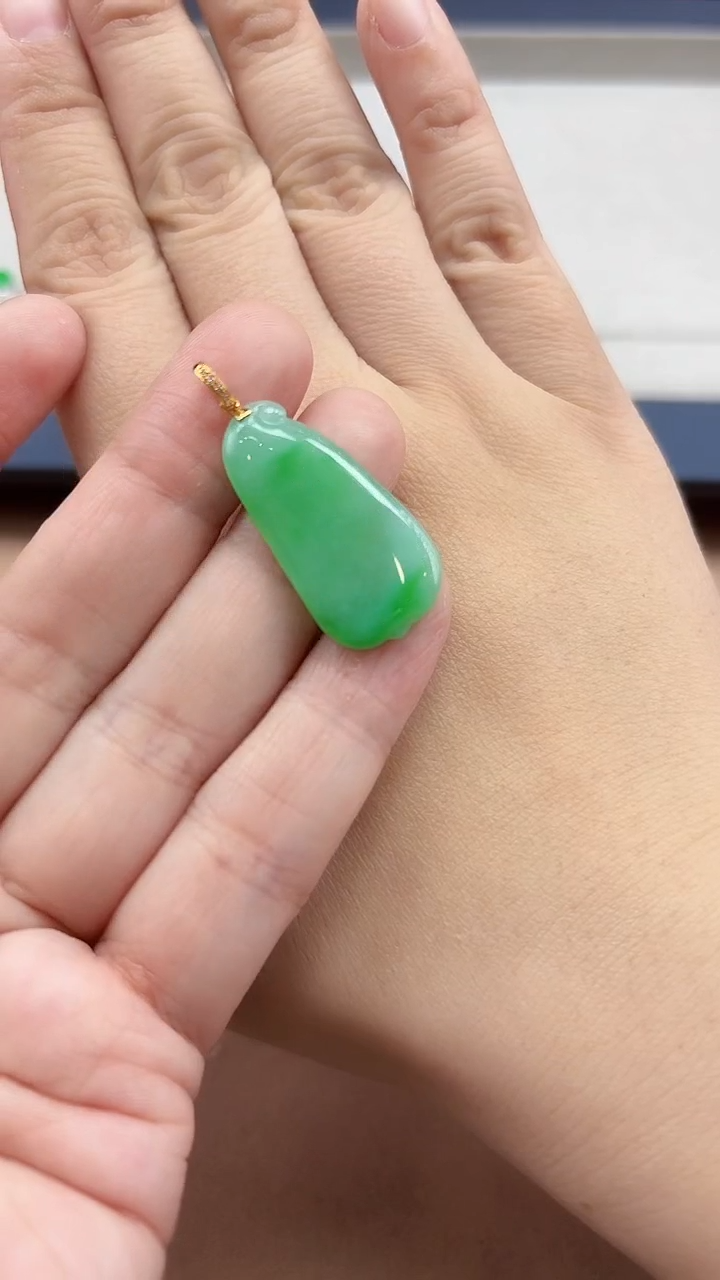 【闪购商品】翡翠颈饰18K金镶嵌福瓜