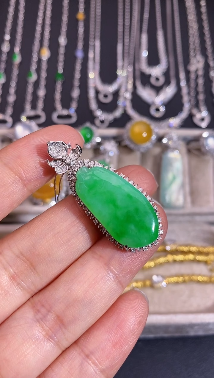 颈饰18K金镶嵌翡翠吊坠