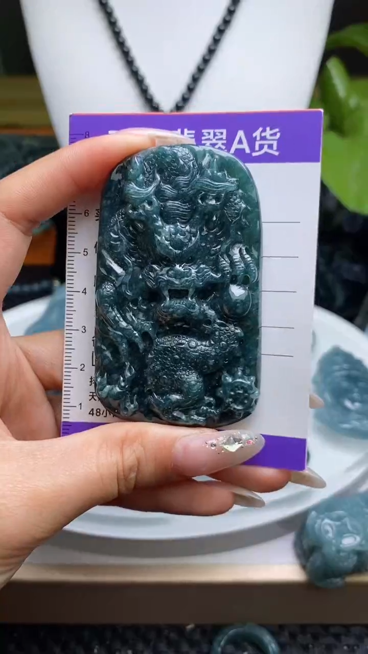 翡翠未镶嵌颈饰         