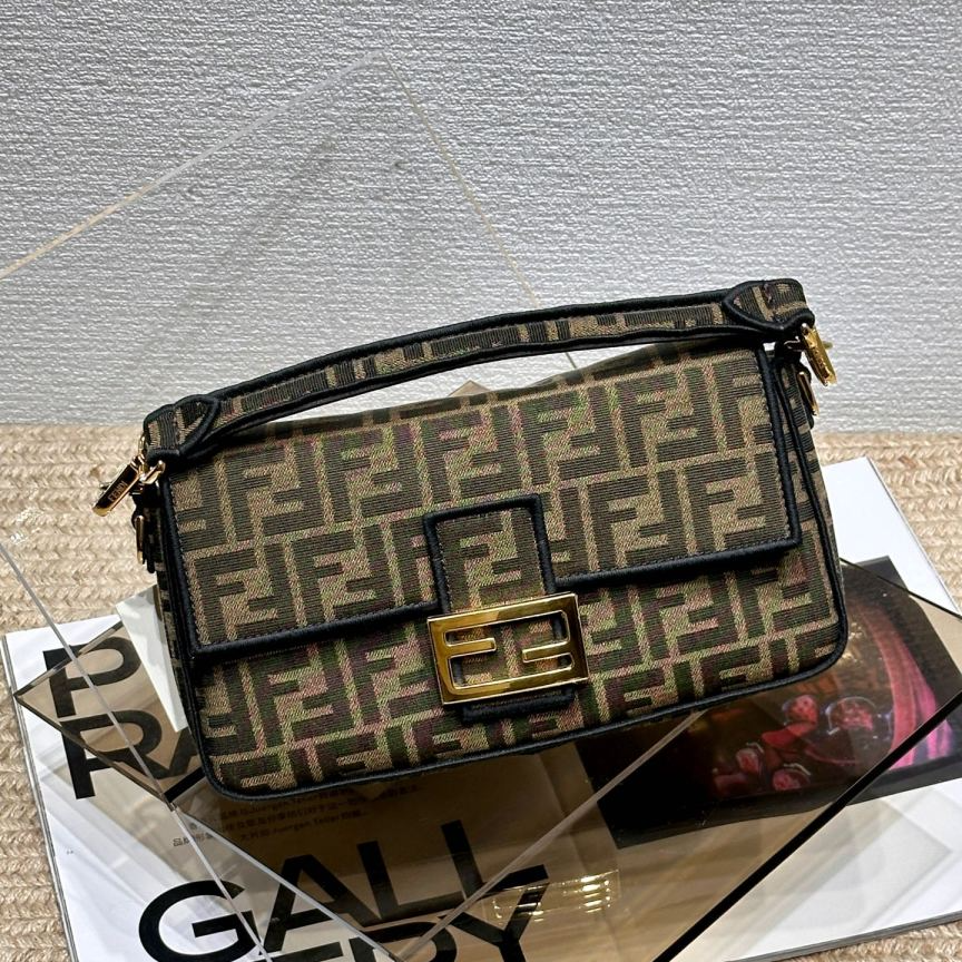 99新 FENDI/芬迪 老花法棍 中号时尚单肩斜挎包