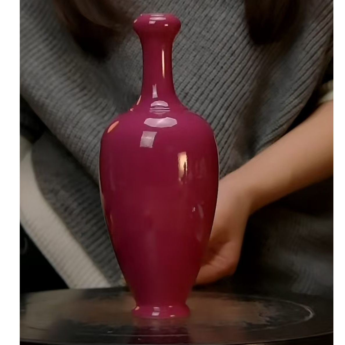 清    胭脂红单釉赏瓶