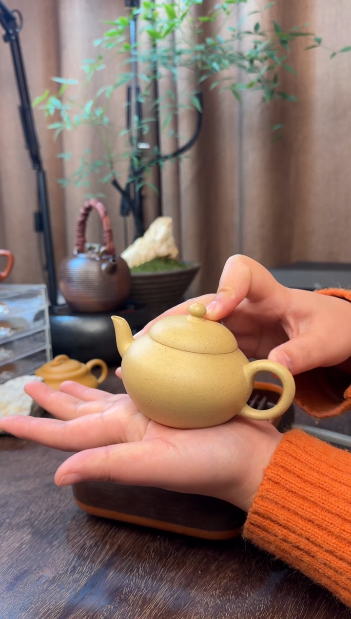 茶壶紫砂幕古梨式-半手精工制作-本山绿泥-容量“150CC