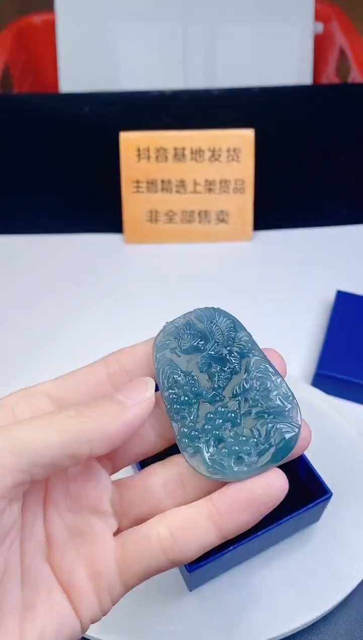 颈饰未镶嵌翡翠   