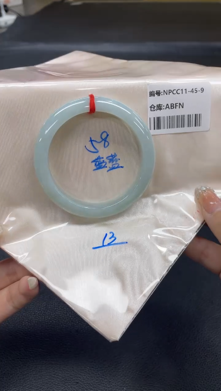 翡翠手镯未镶嵌翡翠手镯