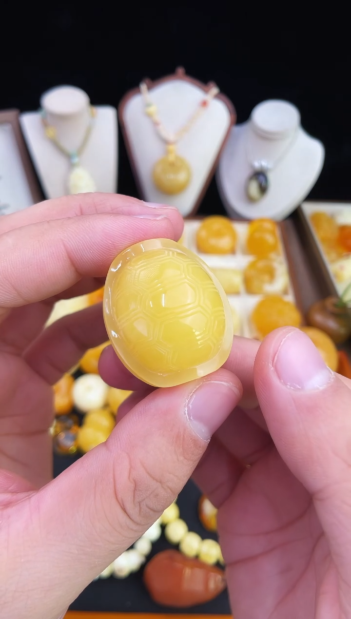 琥珀未镶嵌珠宝奇石飞****?柒月