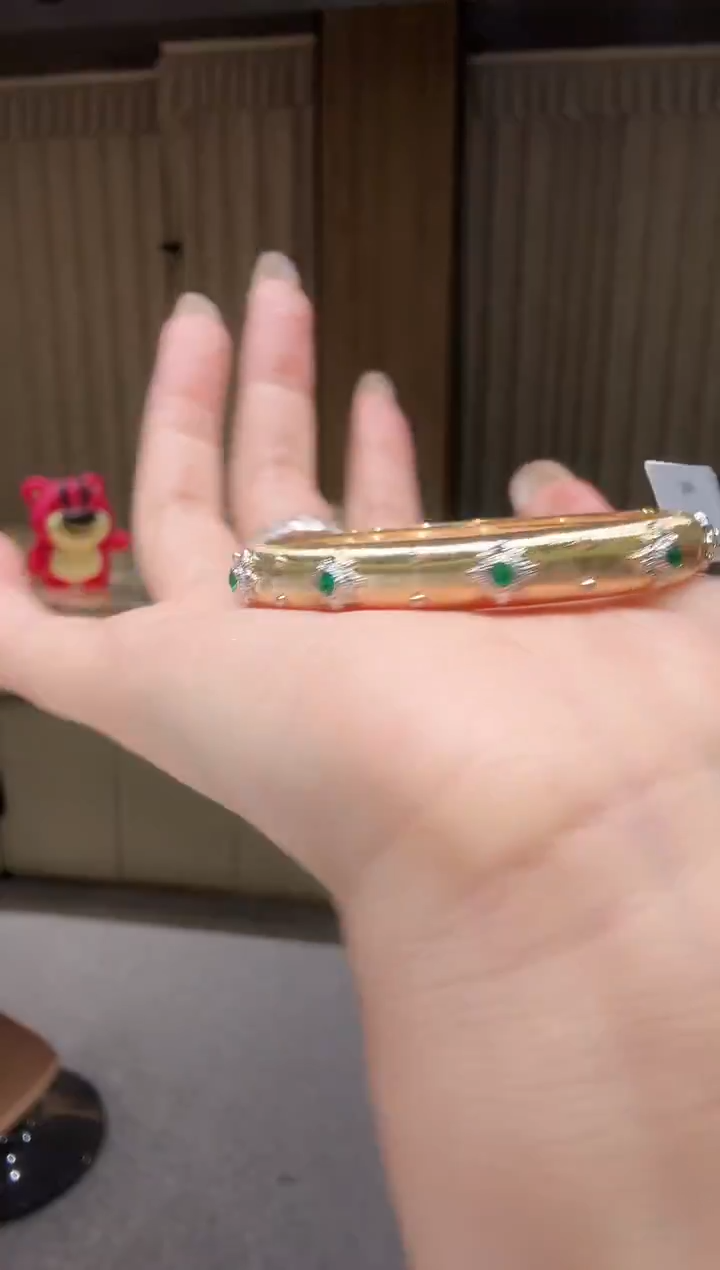 18K金镶嵌手镯祖母绿拉丝