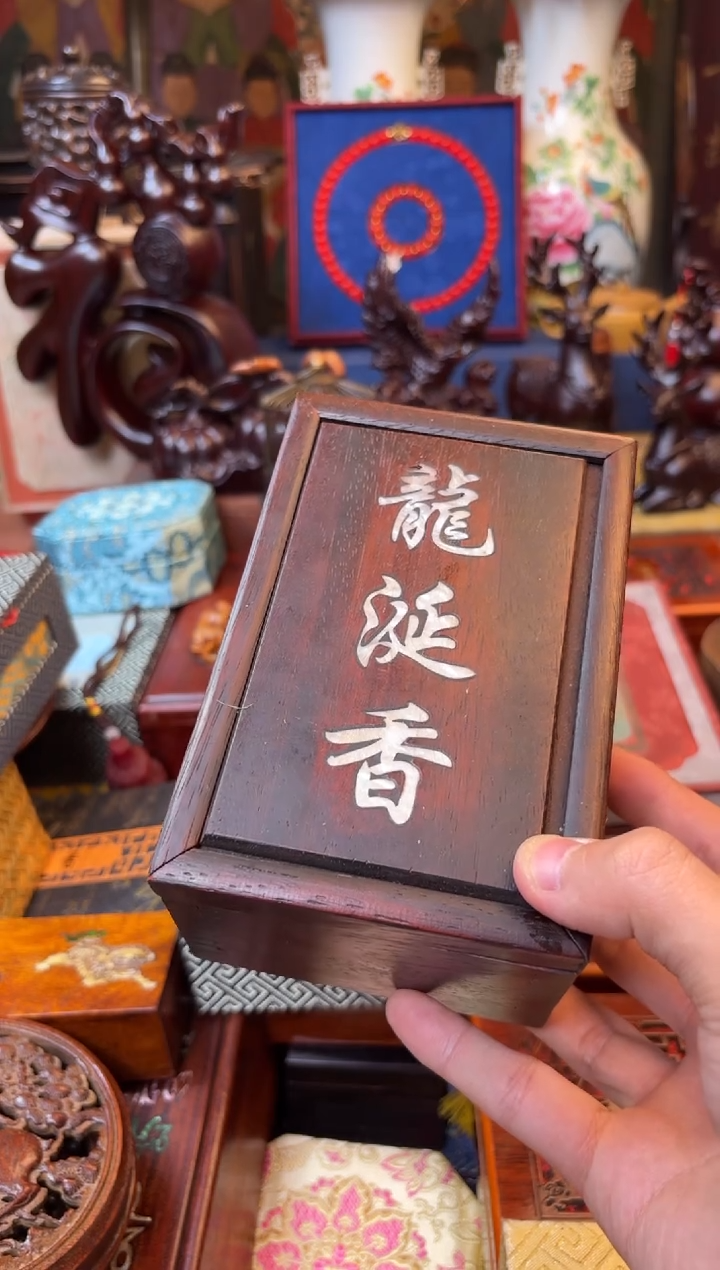 檀香紫檀（小叶紫檀）———————————————1摆件