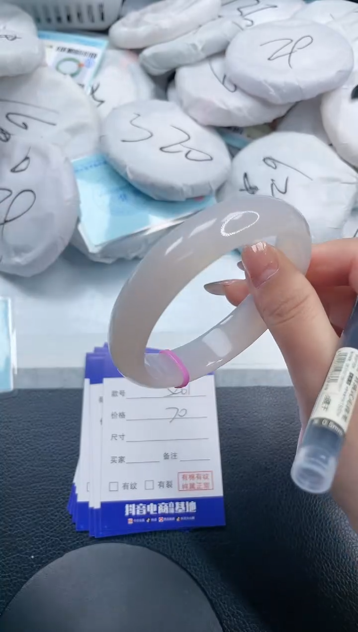 【闪购商品】石英质玉手镯未镶嵌7S261-60