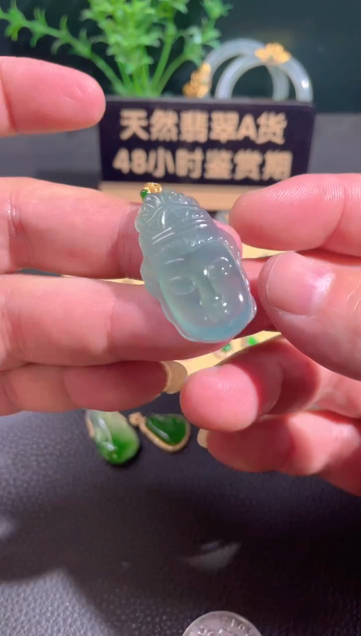 翡翠18K金镶嵌颈饰翡翠