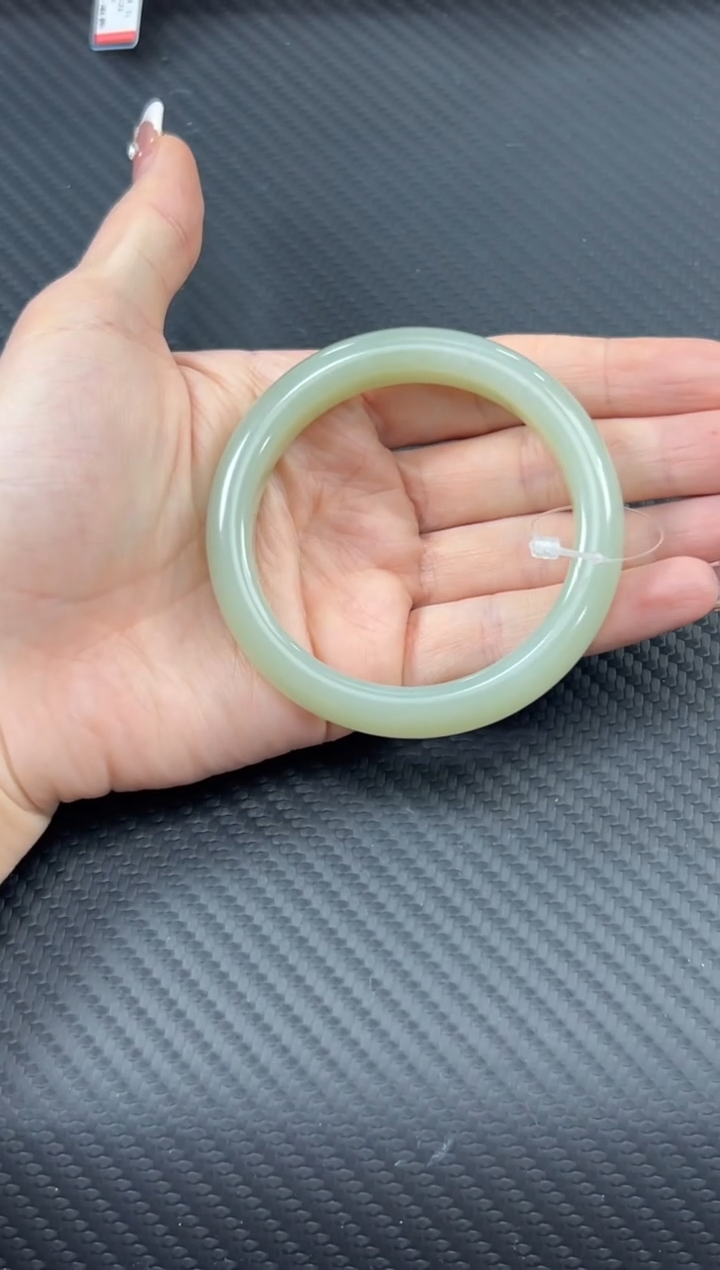 【闪购商品】和田玉手镯未镶嵌且末微色差近矿55手镯