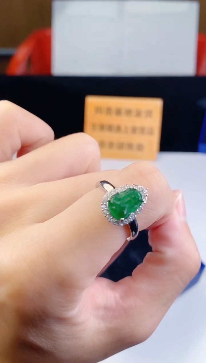 颈饰未镶嵌翡翠 