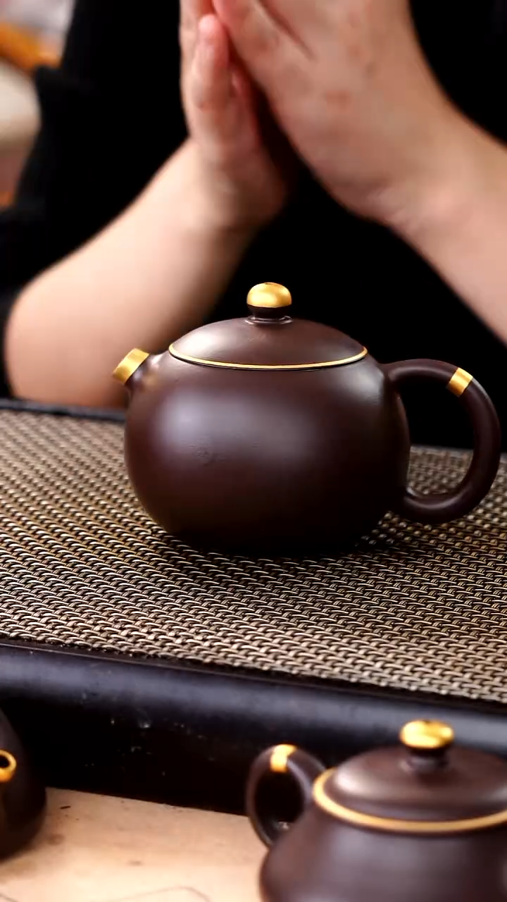 茶壶紫砂四号井茄皮紫泥描金鱼嘴西施180cc