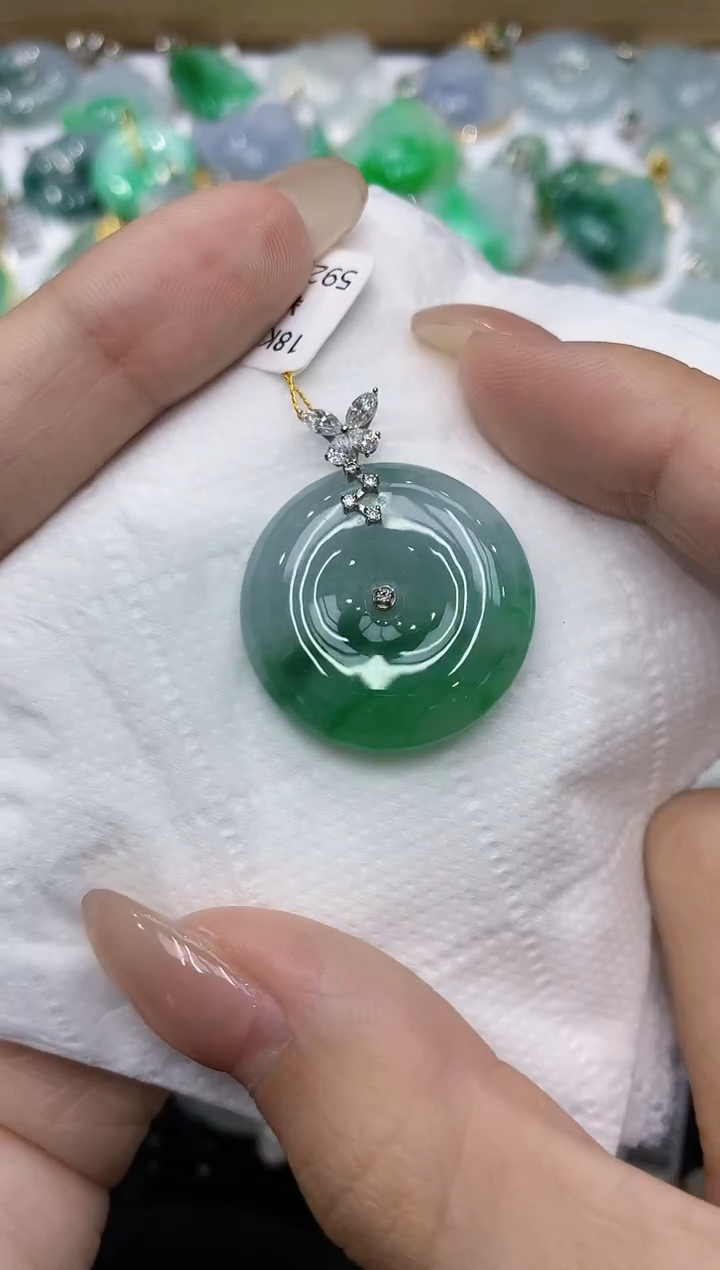 翡翠18K金镶嵌颈饰111111111111